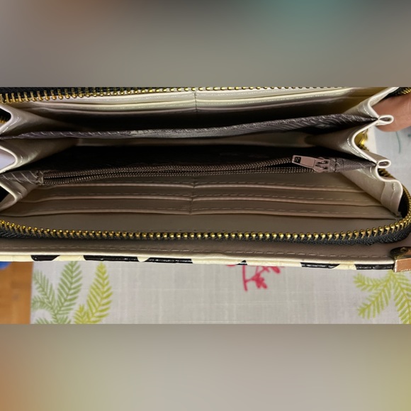 Swan Women’s Checkered Black & White wallet - Picture 5 of 5